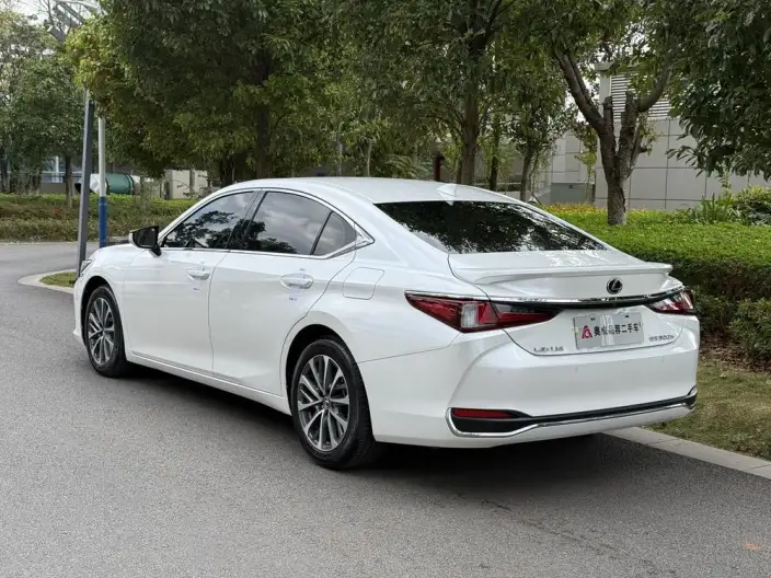 Lexus ES 2022 Model 300h Superior Edition
