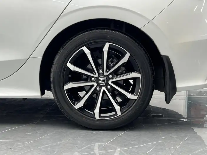 Model Ge 2023 Model HATCHBACK 240TURBO CVT Trendy Edition – фото 9