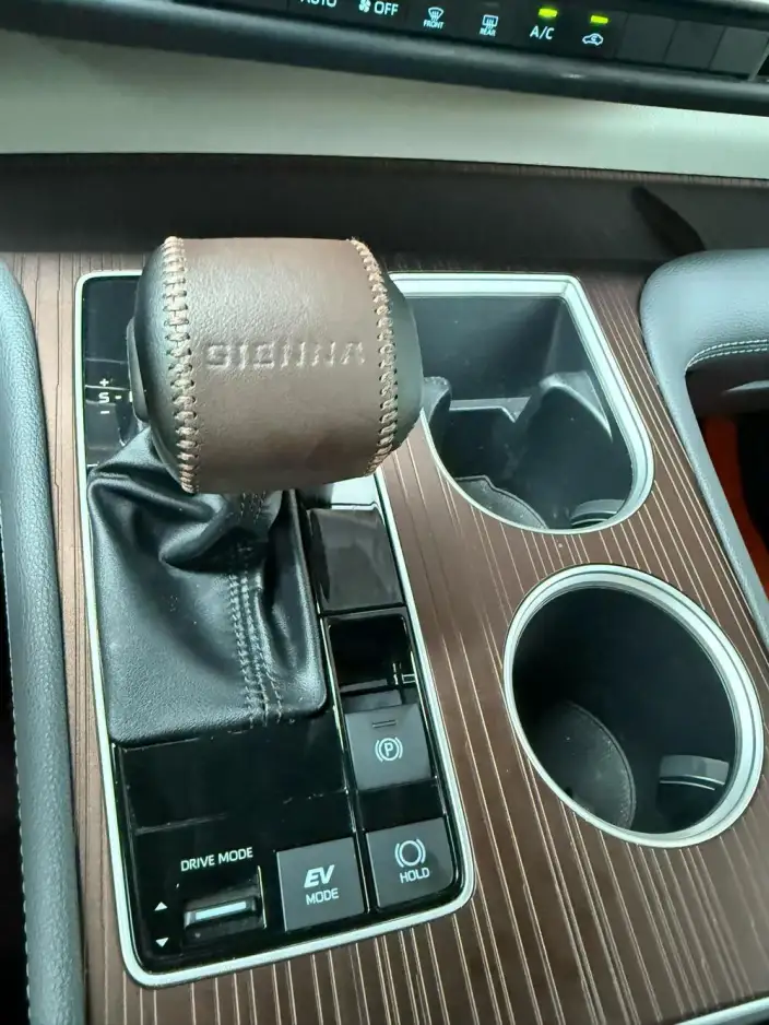 Toyota Sienna 2021 Model 2.5L Hybrid Comfort Edition – фото 7