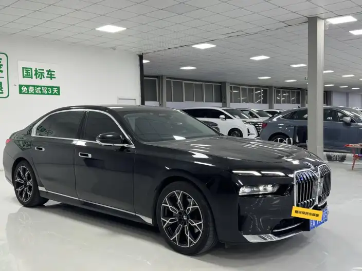 BMW 7 Series 2023 Model 735Li Luxury Set – фото 3