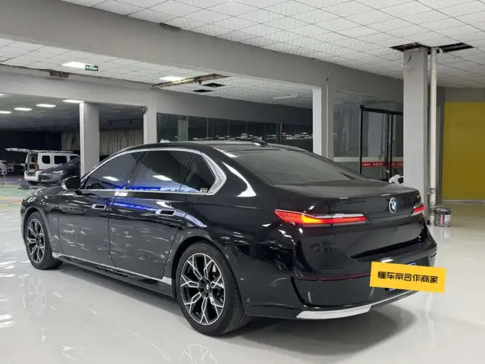 BMW 7 Series 2023 Model 735Li Luxury Set – фото 4