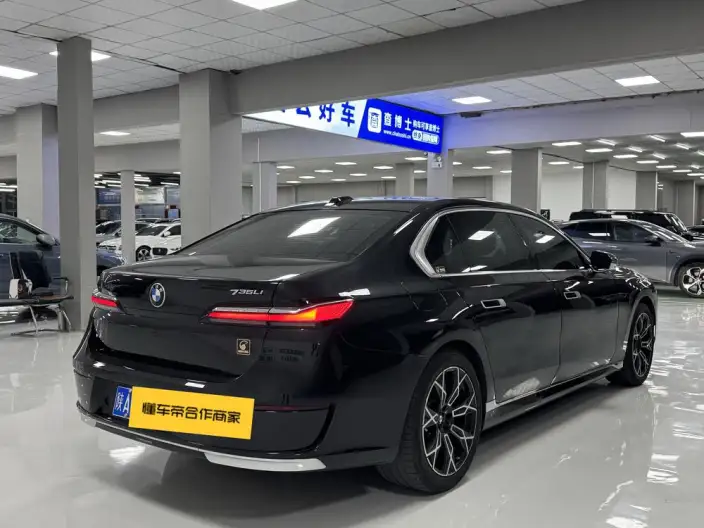 BMW 7 Series 2023 Model 735Li Luxury Set – фото 6