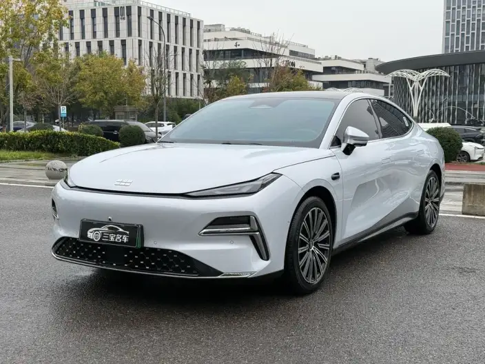 Geely Galaxy E8 PHEV 2025 Model 130km EM-i Premium Edition – фото 1