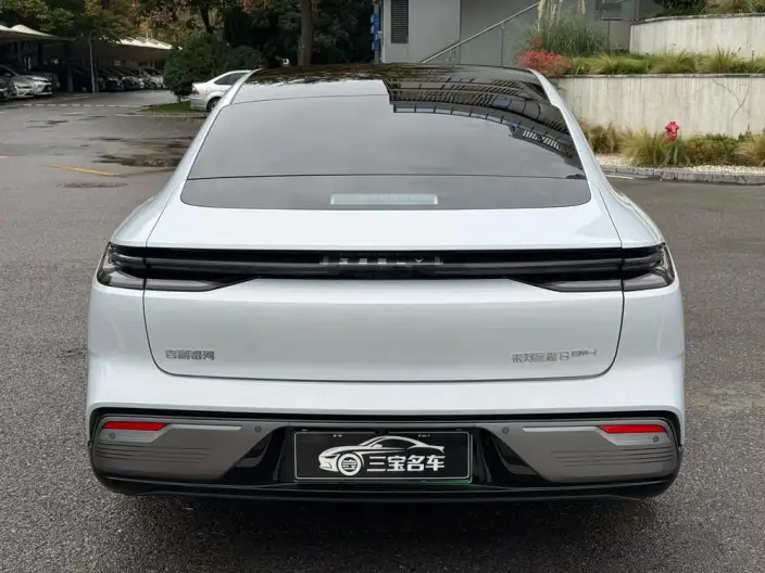 Geely Galaxy E8 PHEV 2025 Model 130km EM-i Premium Edition – фото 5