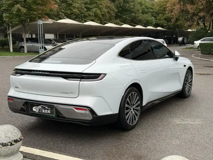 Geely Galaxy E8 PHEV 2025 Model 130km EM-i Premium Edition – фото 6