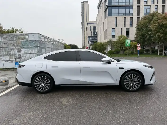 Geely Galaxy E8 PHEV 2025 Model 130km EM-i Premium Edition – фото 7