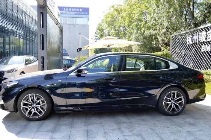 BMW i5 2024 Model eDrive35L Exclusive Model M Sports Set – фото 3