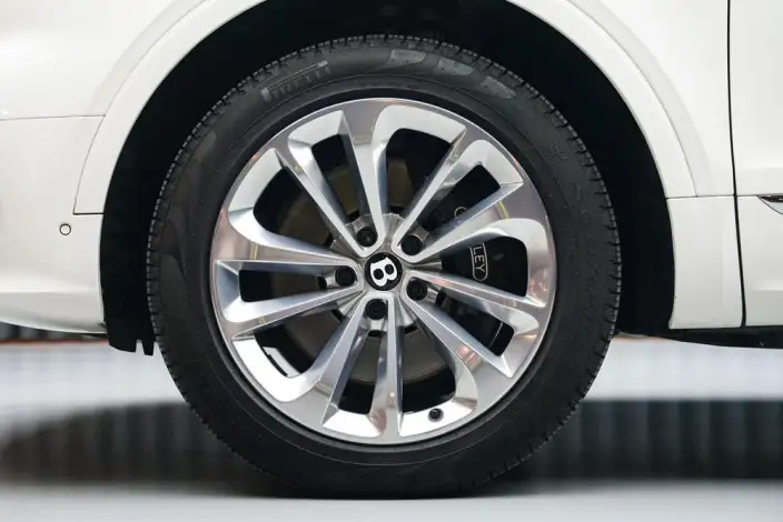 Bentayga 2024 Model 4.0T V8 Long wheelbase Edition – фото 9