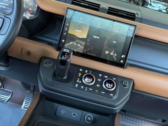 Land Rover Defender 2022 Model 110 X P400 – фото 7