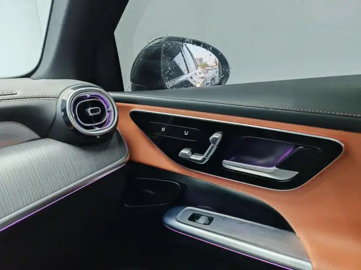 Mercedes-Benz GLC 2023 Model GLC 260 L 4MATIC Luxury Model 5 seat – фото 8