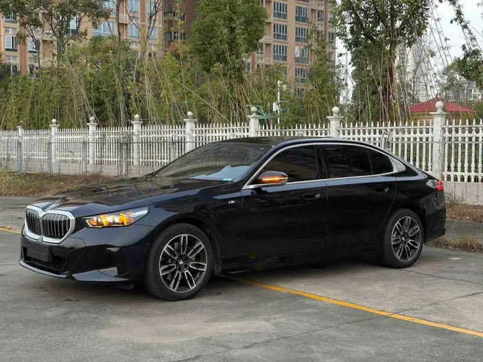 BMW 5 Series 2025 Model 530Li Leading Model M Sports Set – фото 1