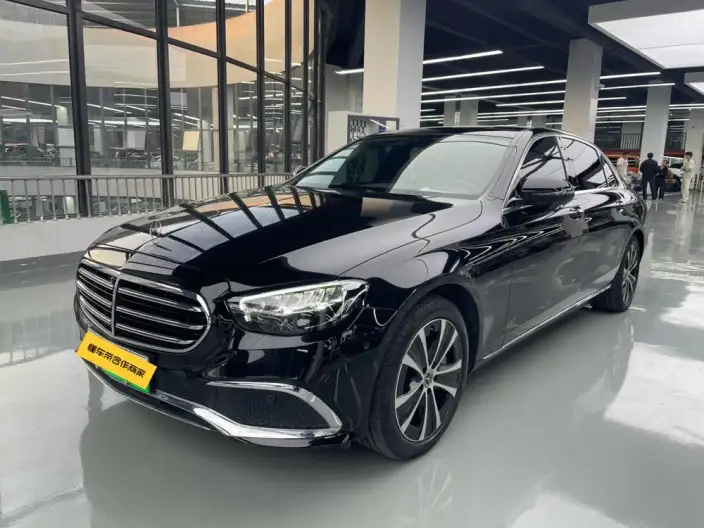 Mercedes-Benz E-Class PHEV 2023 Model E 350 e L sedan – фото 1