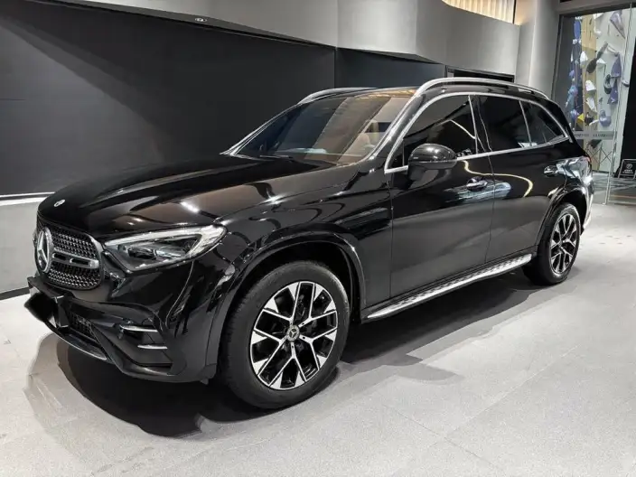 Mercedes-Benz GLC 2023 Model GLC 260 L 4MATIC Luxury Model 5 seat – фото 1