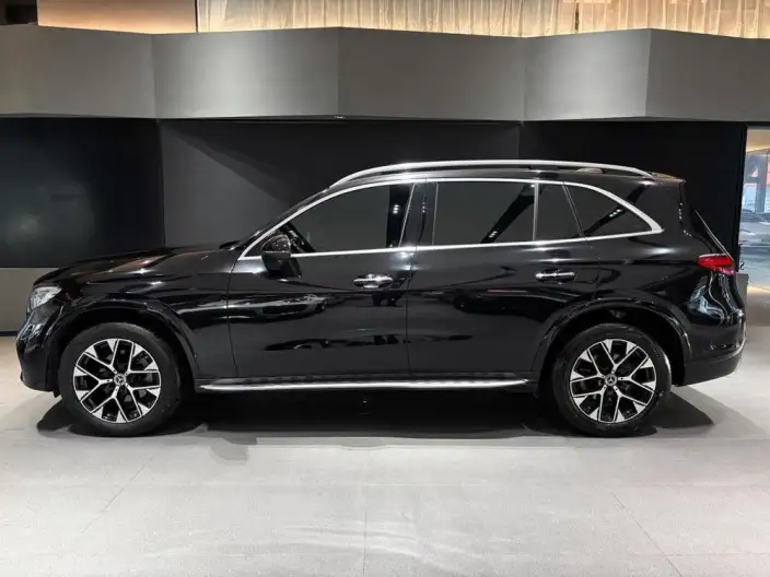 Mercedes-Benz GLC 2023 Model GLC 260 L 4MATIC Luxury Model 5 seat – фото 4