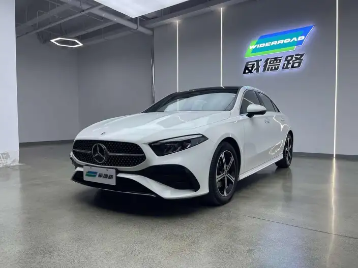 Mercedes-Benz A-class 2023 Model A 200 L Sports sedan Fashion Edition – фото 1