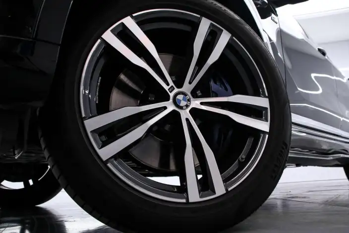 BMW X7 2023 Model xDrive40i Exclusive Model M Sports Set – фото 9