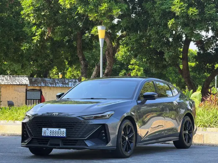 Changan UNI-V 2023 Model 1.5T Noble Model – фото 1