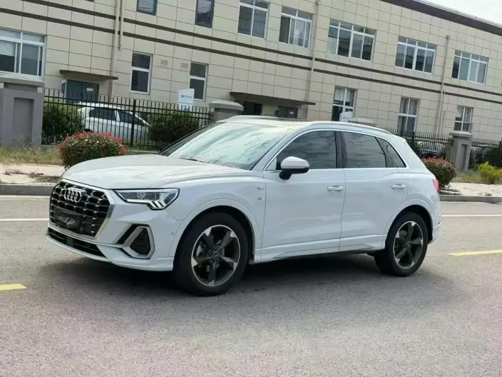 AUDI Q3 2023 Model 35 TFSI Fashion Dynamic Model 1.5T – фото 1