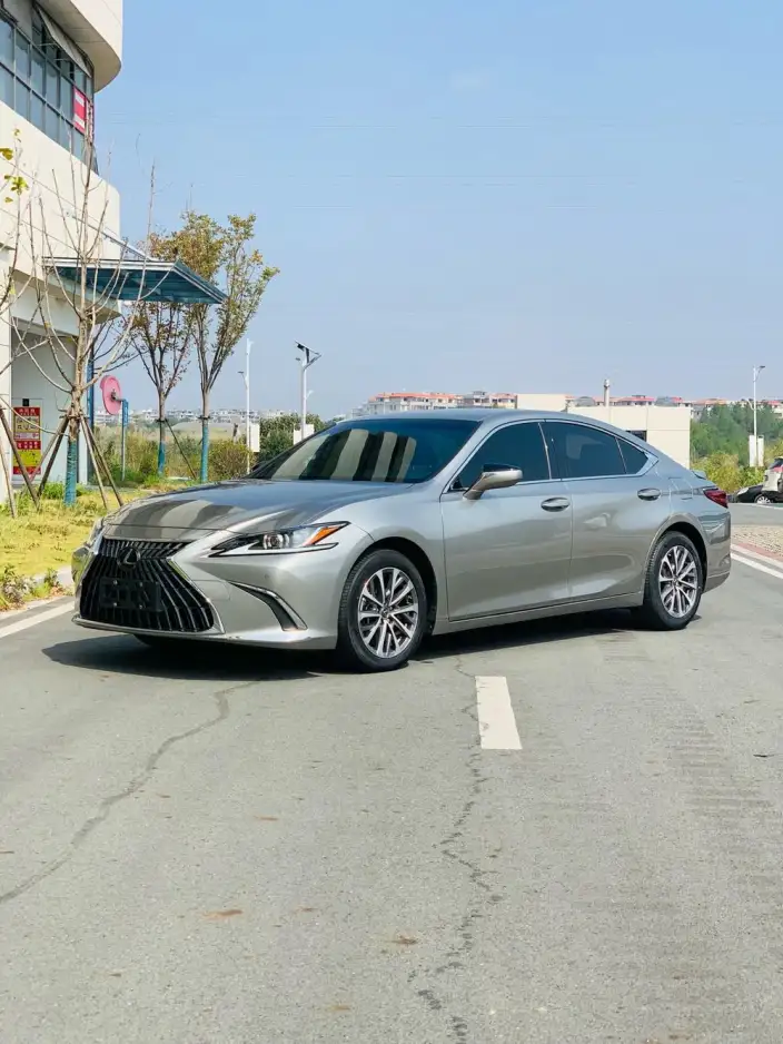 Lexus ES 2022 Model 300h Superior Edition
