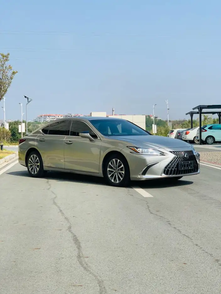 Lexus ES 2022 Model 300h Superior Edition