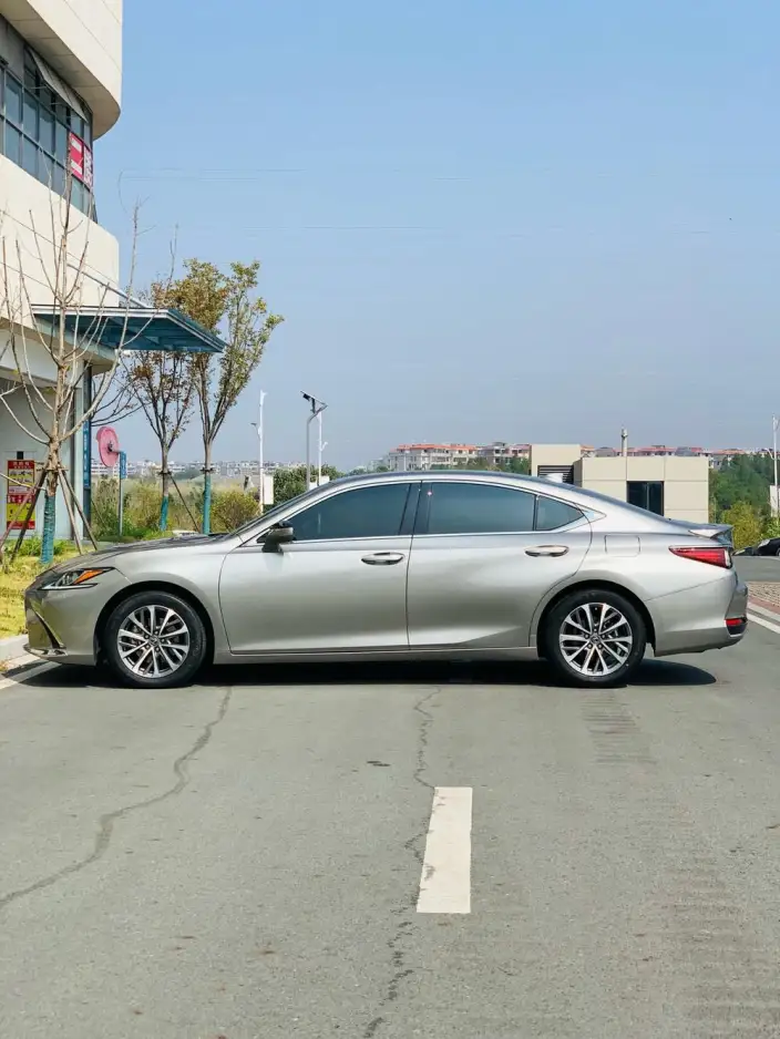 Lexus ES 2022 Model 300h Superior Edition