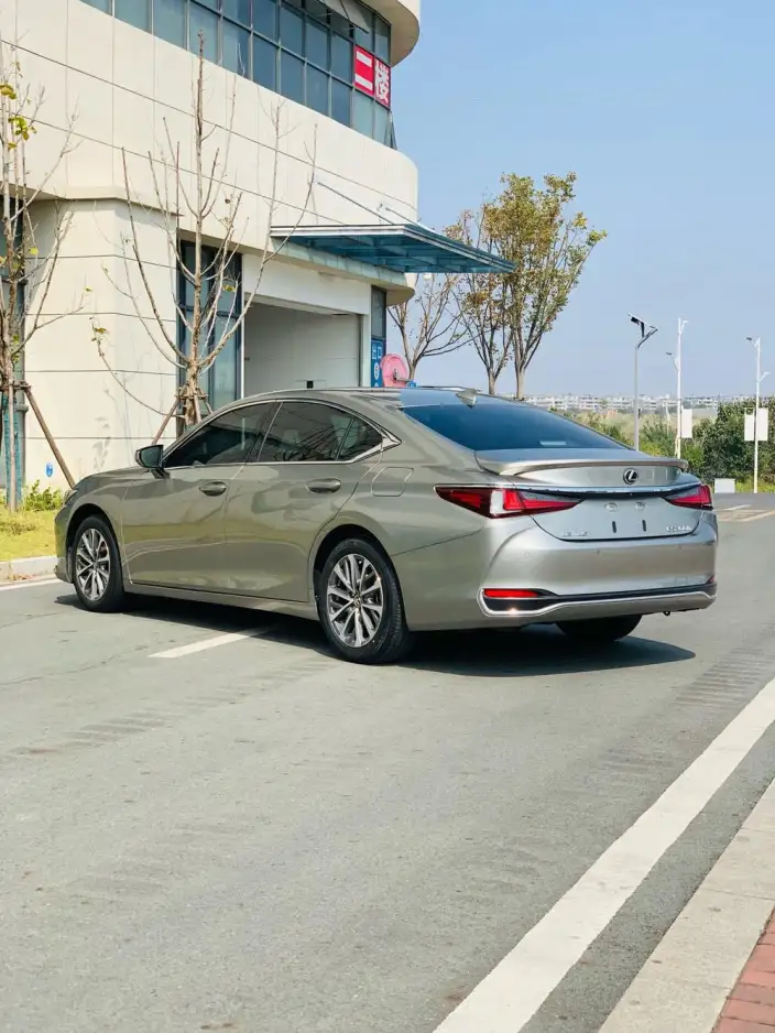 Lexus ES 2022 Model 300h Superior Edition – фото 5