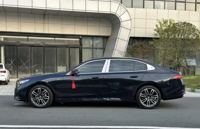 BMW 5 Series 2024 Model 530Li Leading Model M Sports Set – фото 4
