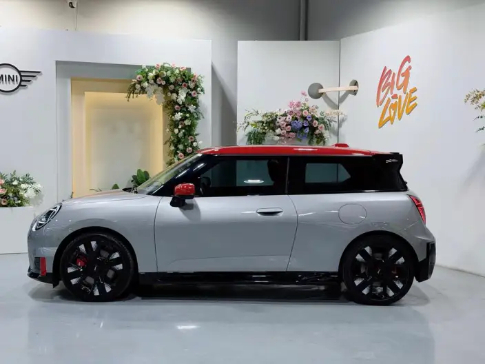 ElectricMINI JCW 2025 Model JOHN COOPER WORKS – фото 3