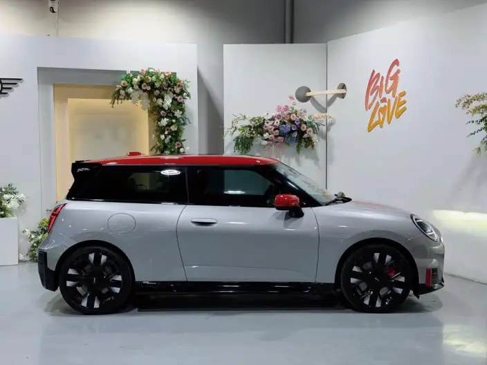 ElectricMINI JCW 2025 Model JOHN COOPER WORKS – фото 6
