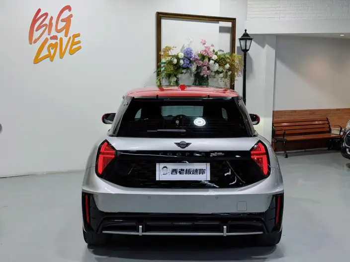 ElectricMINI JCW 2025 Model JOHN COOPER WORKS