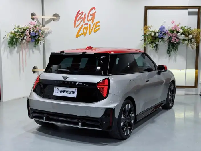 ElectricMINI JCW 2025 Model JOHN COOPER WORKS – фото 5