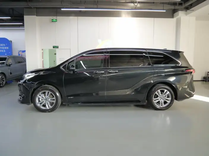 Toyota Sienna 2024 Model Hybrid 2.5L 4WD Deluxe Edition – фото 4