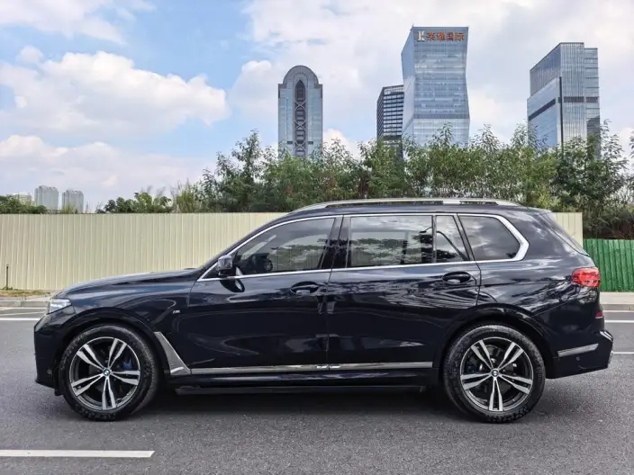 BMW X7 2022 Model xDrive40i Exclusive Model M Sports Set – фото 4