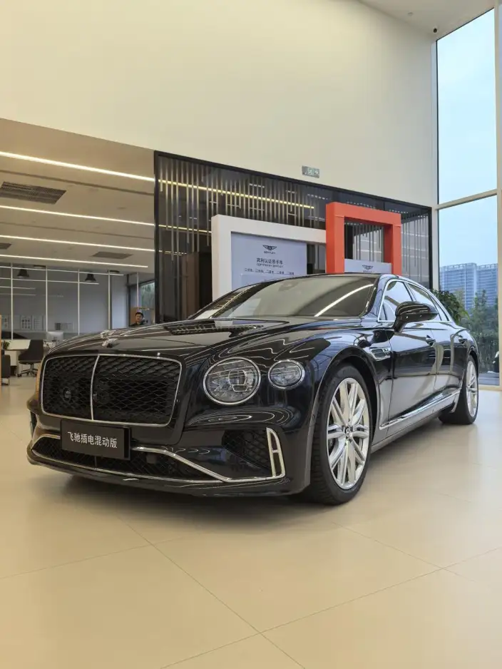Bentley Flying Spur 2026 Model 4.0T V8 Standard Edition – фото 1