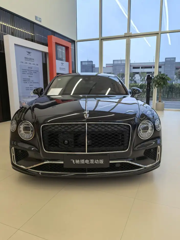 Bentley Flying Spur 2026 Model 4.0T V8 Standard Edition – фото 2