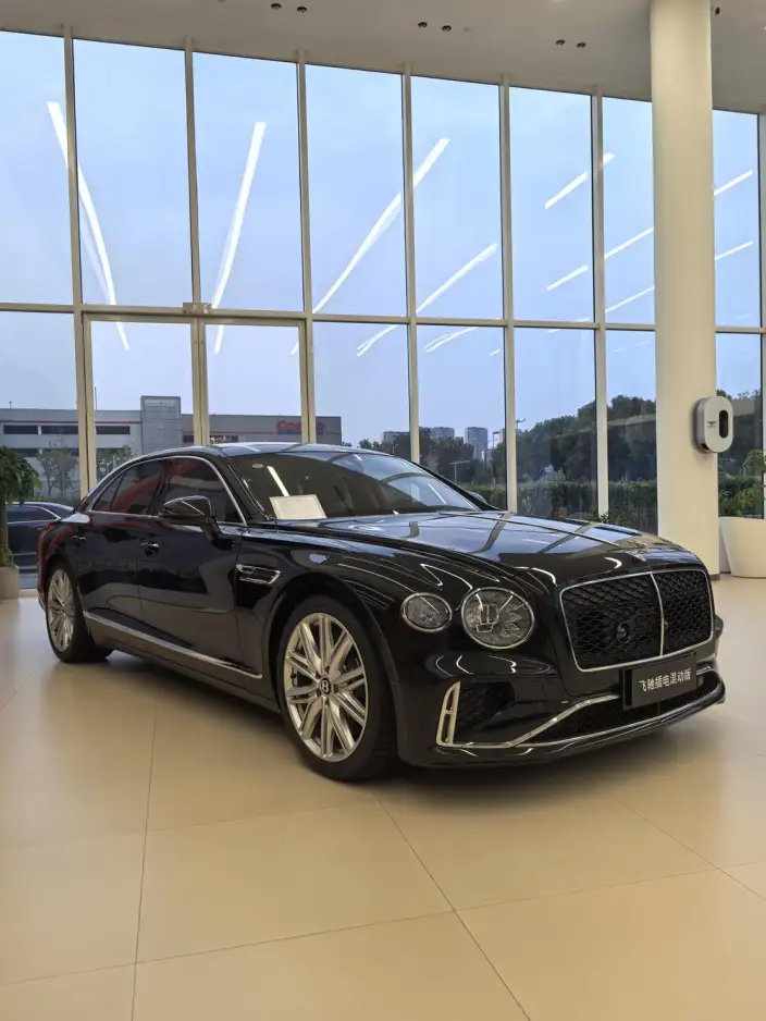 Bentley Flying Spur 2026 Model 4.0T V8 Standard Edition – фото 3