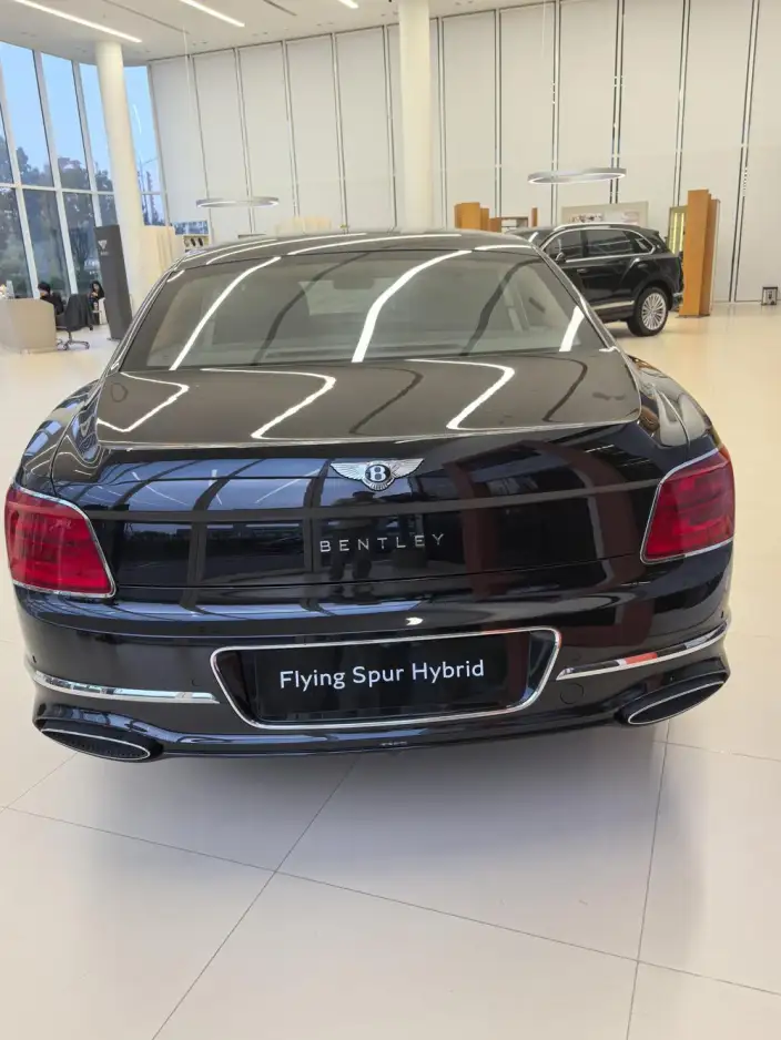 Bentley Flying Spur 2026 Model 4.0T V8 Standard Edition – фото 4