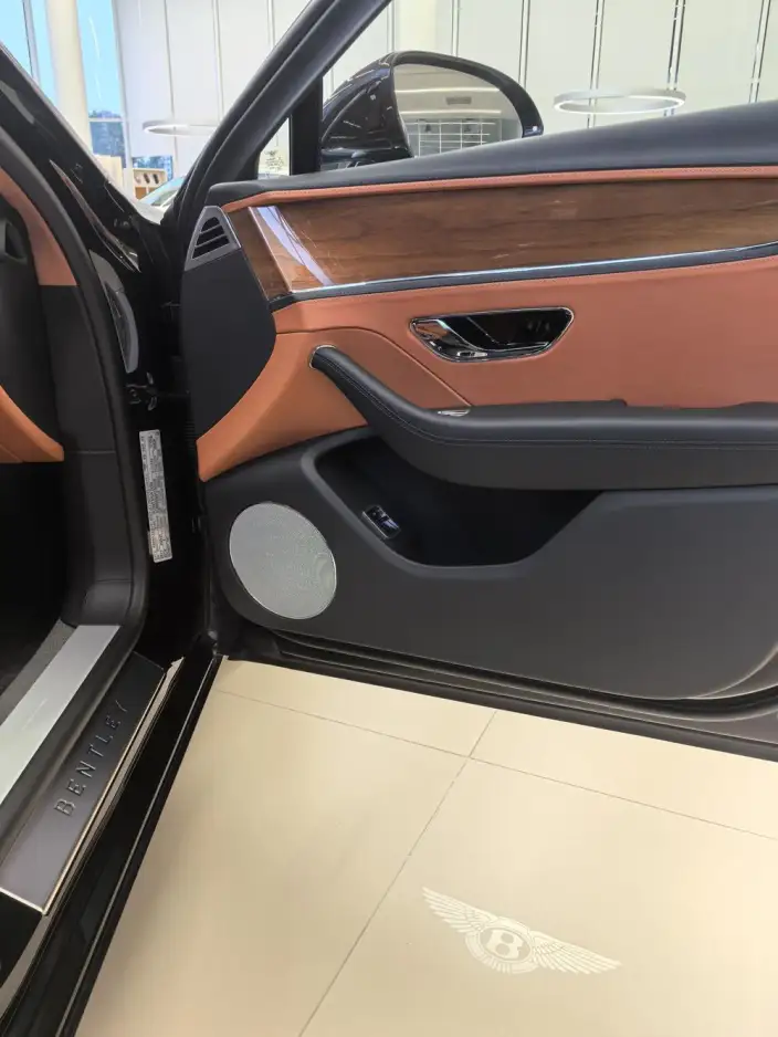 Bentley Flying Spur 2026 Model 4.0T V8 Standard Edition – фото 5