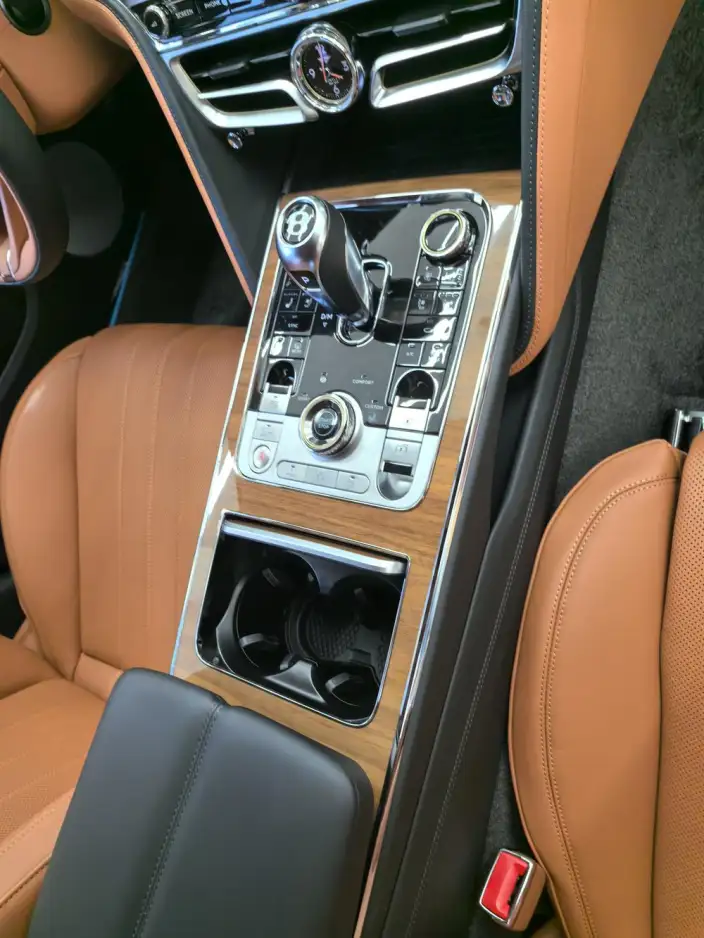 Bentley Flying Spur 2026 Model 4.0T V8 Standard Edition – фото 9