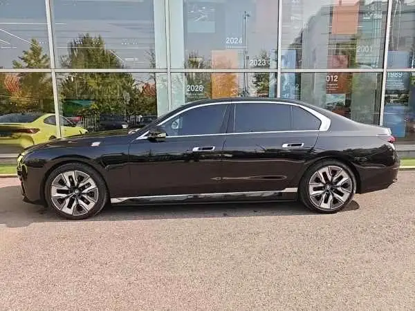 BMW i7 2023 Model xDrive60L Luxury Set – фото 3