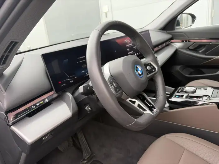BMW i5 2025 Model Facelift eDrive35L M Sports Set – фото 7