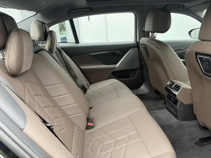 BMW i5 2025 Model Facelift eDrive35L M Sports Set – фото 9