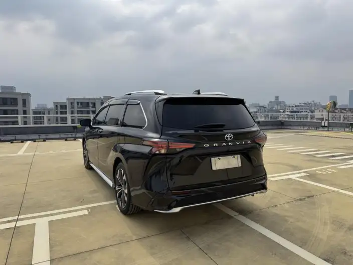 Granvia 2023 Model Intelligent Hybrid 2.5L Noble PLUS