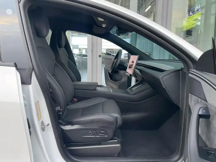 Model Y L 2026 Model Standard Edition – фото 9