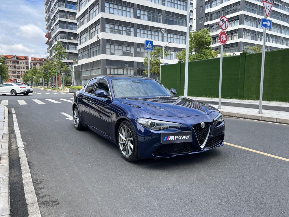 Alfa Romeo Giulia Модель 2020 года 2.0T 280HP Deluxe Edition