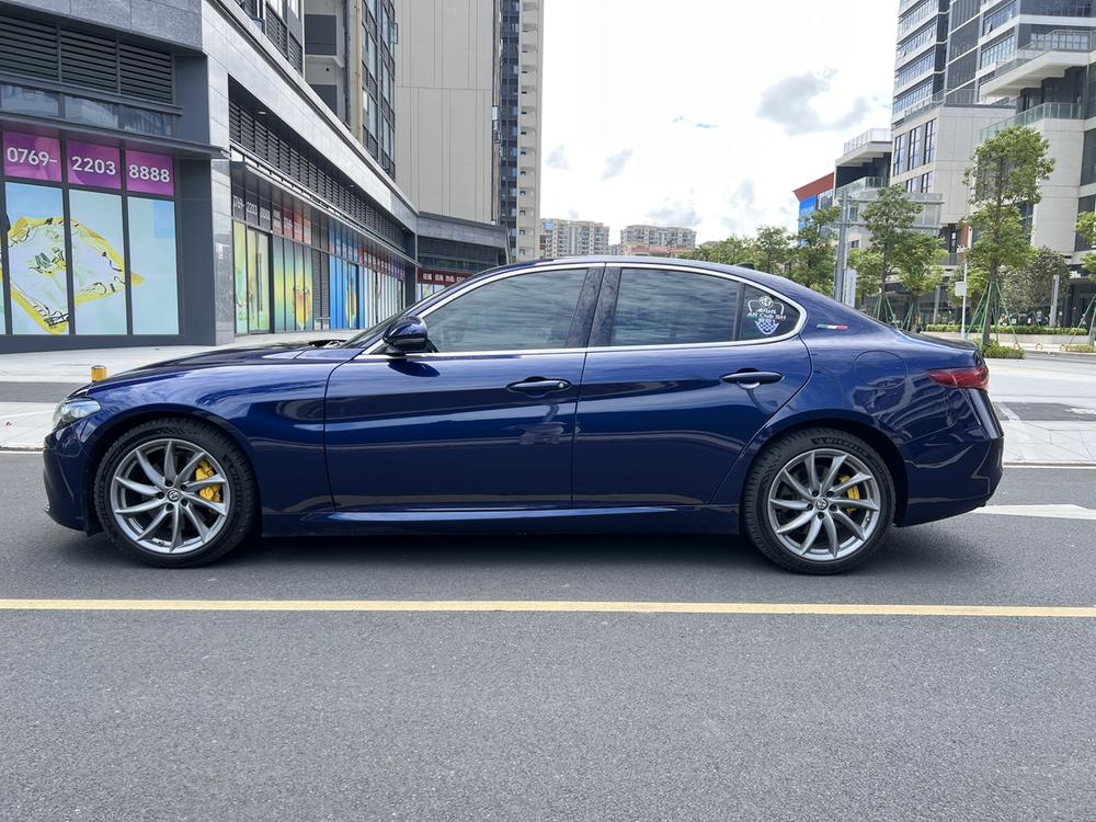Alfa Romeo Giulia Модель 2020 года 2.0T 280HP Deluxe Edition