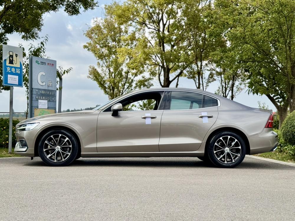 Volvo S60 2022 B4 Intelligent Refined Luxury