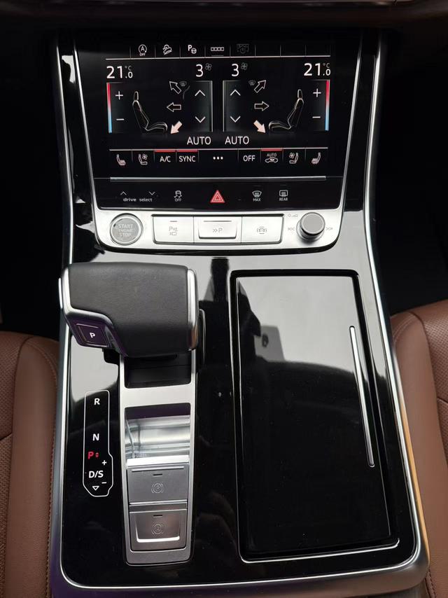Audi Q7 2022 55 TFSI f our S line Sporty – фото 9