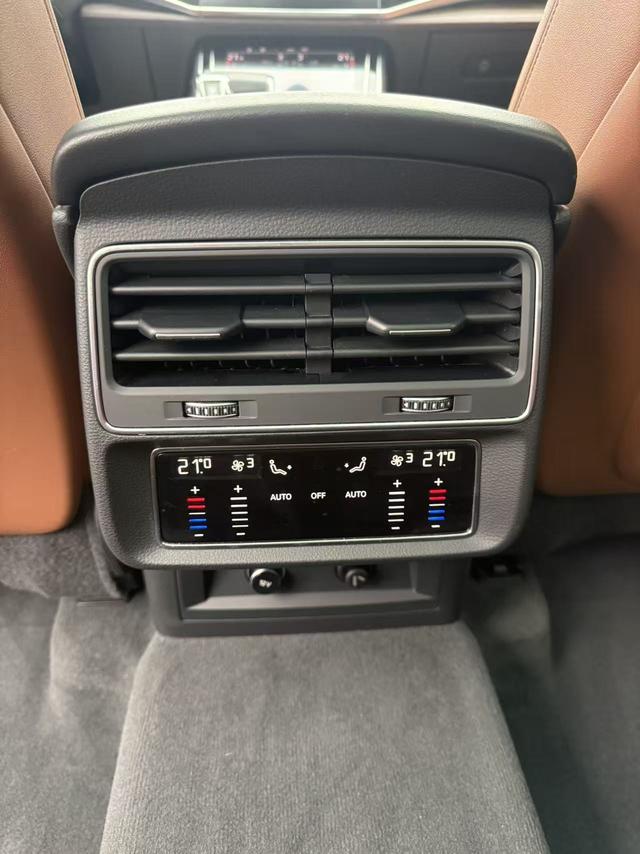 Audi Q7 2022 55 TFSI f our S line Sporty – фото 10