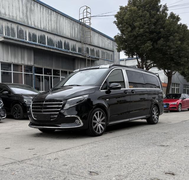 Mercedes-Benz V-Class 2022 V 260 L Long Axle Luxury – фото 1